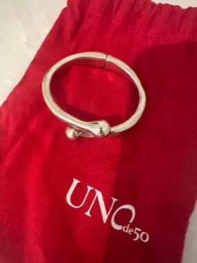 UNO de 50 Silver Knot Bangle on Red Pouch